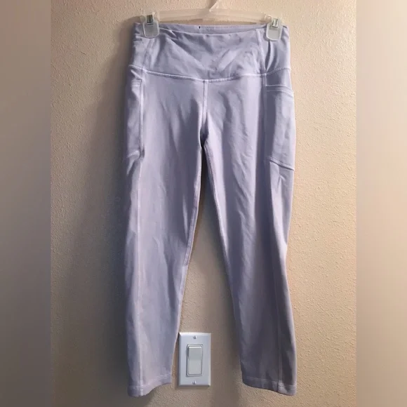 Victoria’s Secret Capri crop sport leggings with pockets on side stretchy comfy - Picture 2 of 4